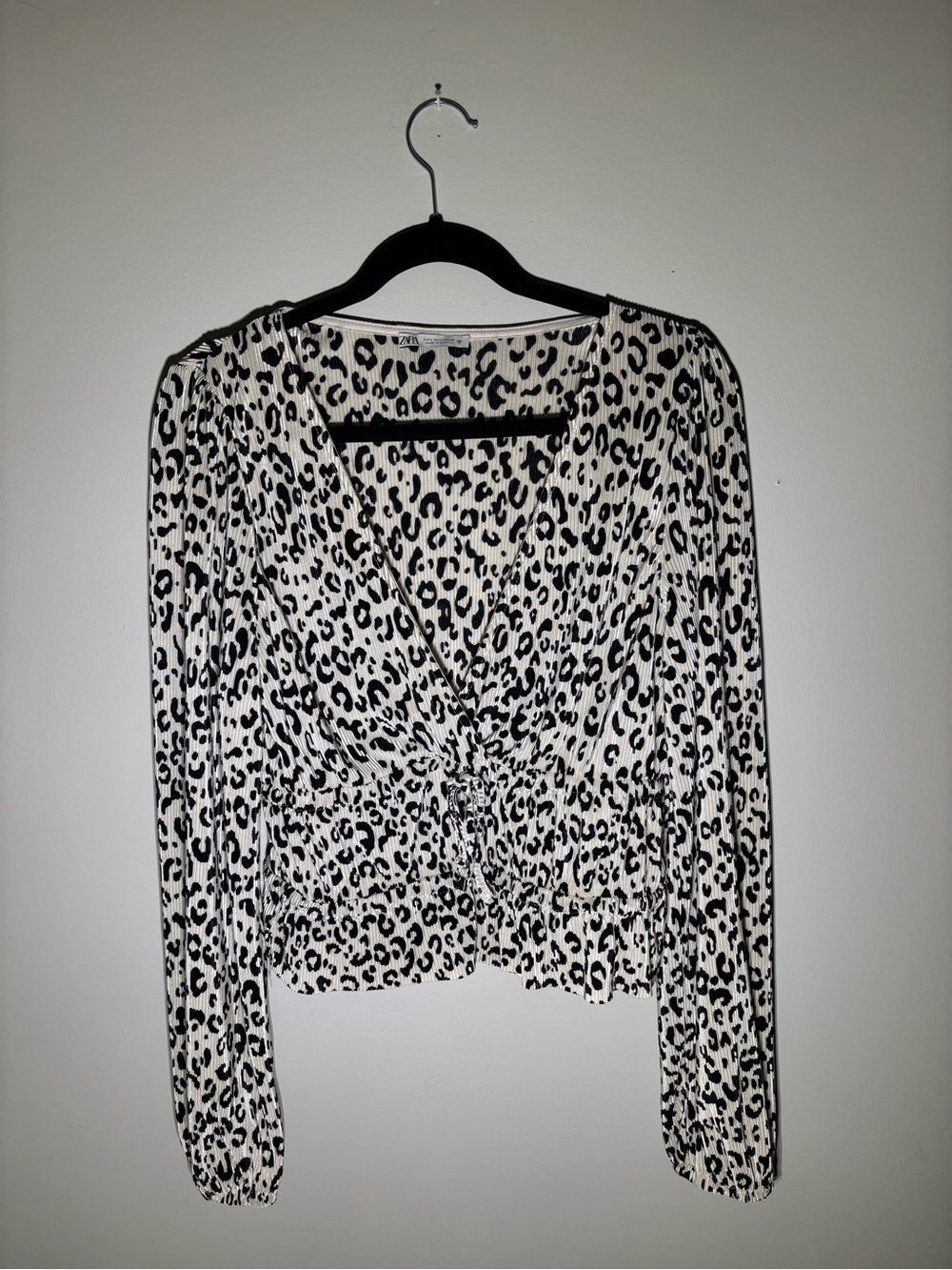 Zara Leopard Print Plissรฉ Long Sleeve Top Size Large